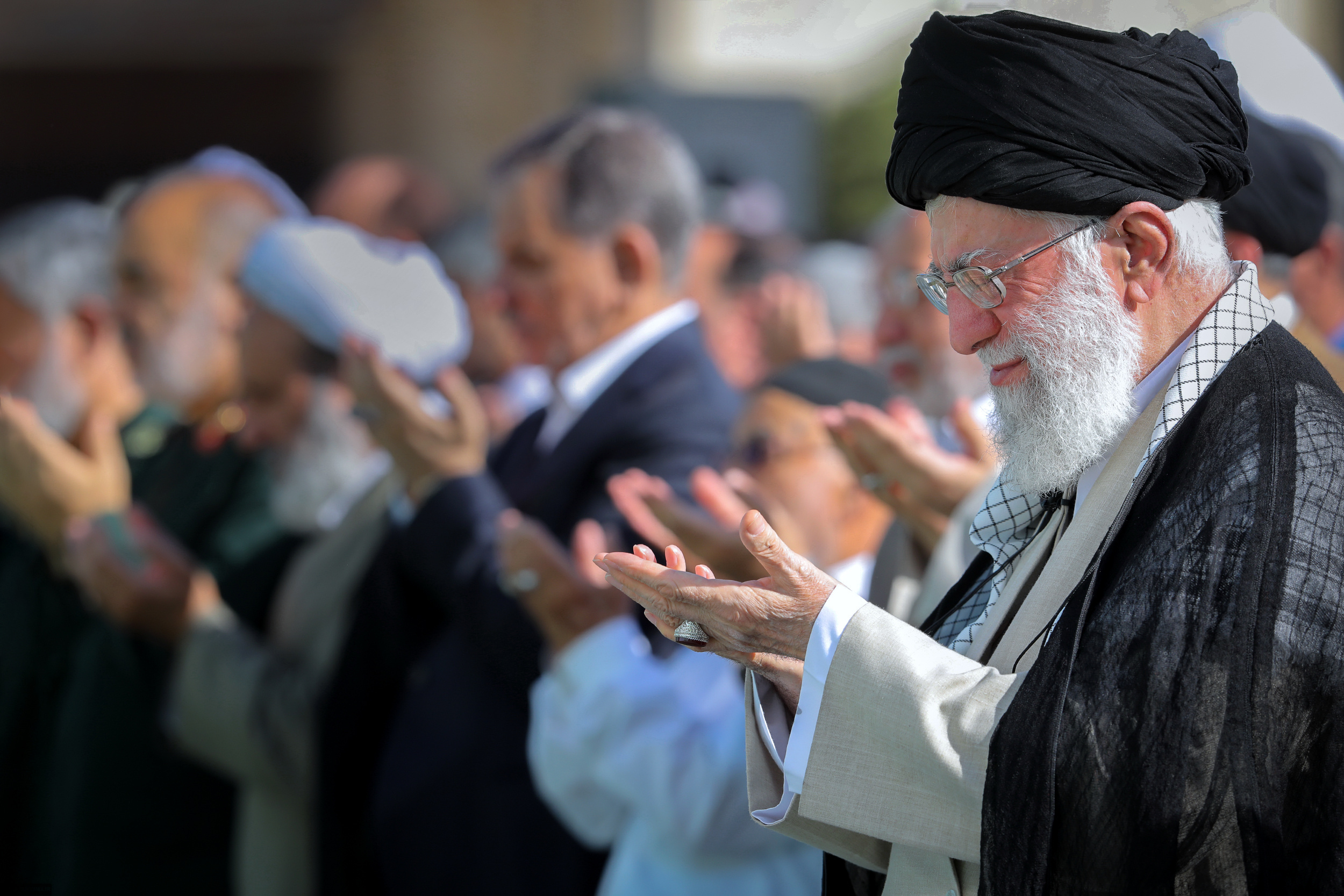 نماز عید فطر با حضور رهبر معظم انقلاب ماه رمضان، ماه جریان رحمت الهی است این ذخیرهای است برای کشور ما و ملّت ما