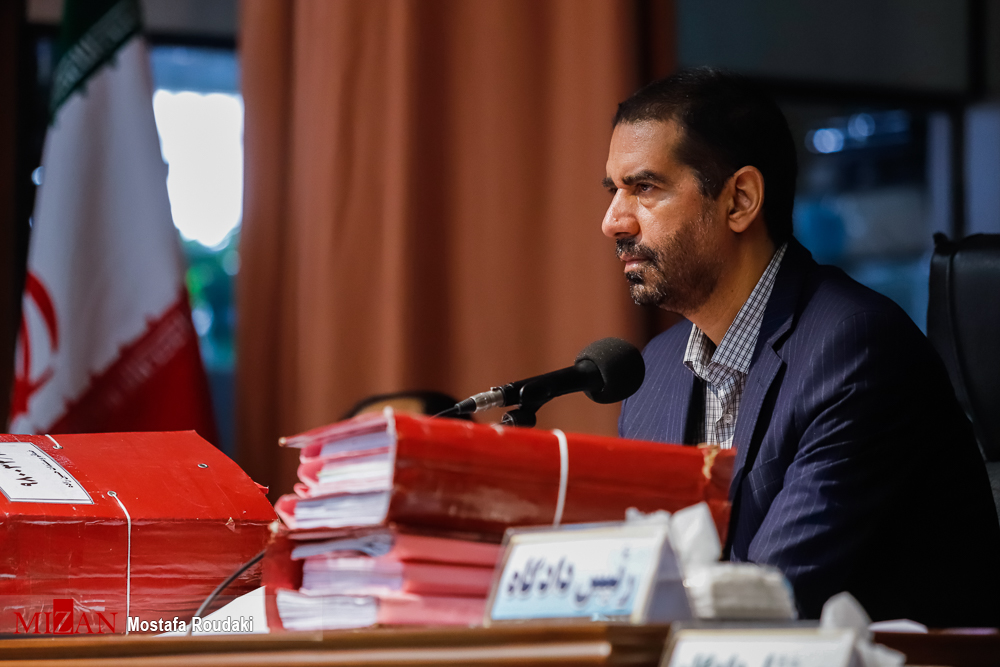 دفاعیات متهمان کحال زاده و جلالیان/ وکیل متهم کحال زاده: موکل من جعلی انجام نداده و نهایتا استفاده غیرمجاز از مهر‌ها داشته است/ قاضی:استفاده غیر مجاز از مهر‌ها نیز بنا بر قانون جعل است/ تاکنون سندی برای ورود کالا و میزان ارز دریافتی به دادگاه ارائه نکرده‌اید