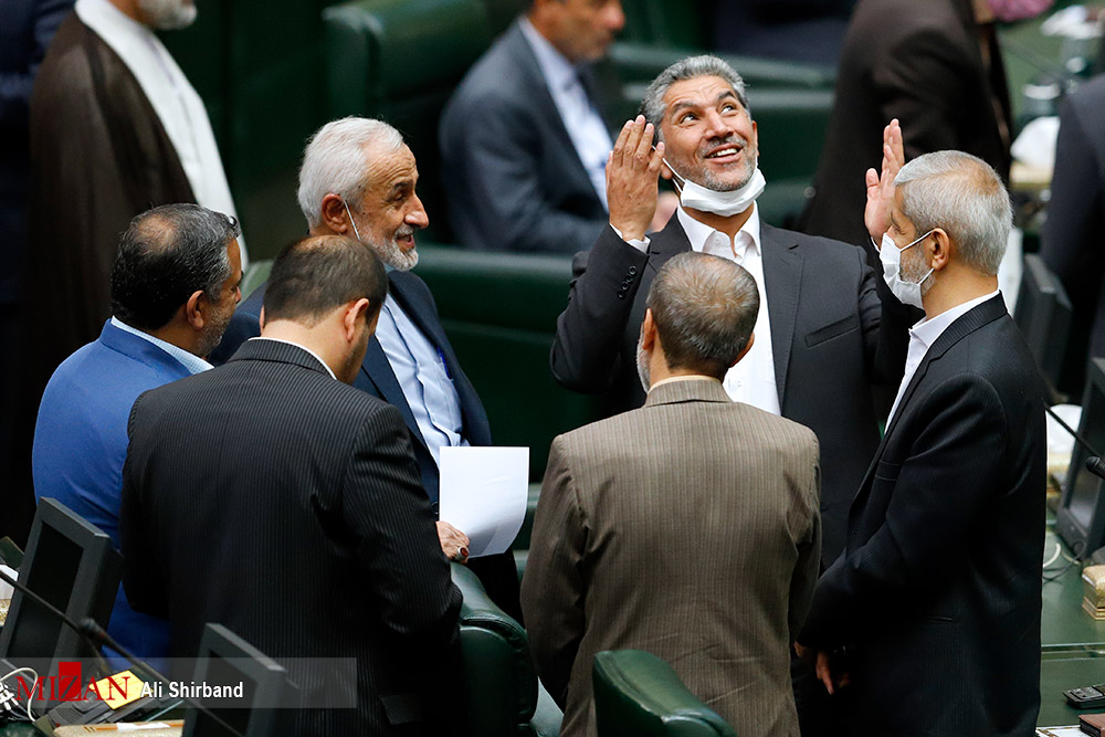 افتتاحیه مجلس یازدهم حاشیه نگاری از افتتاحیه مجلس یازدهم؛ از نخستین عکس دسته جمعی با ماسک تا فاصله گذاری