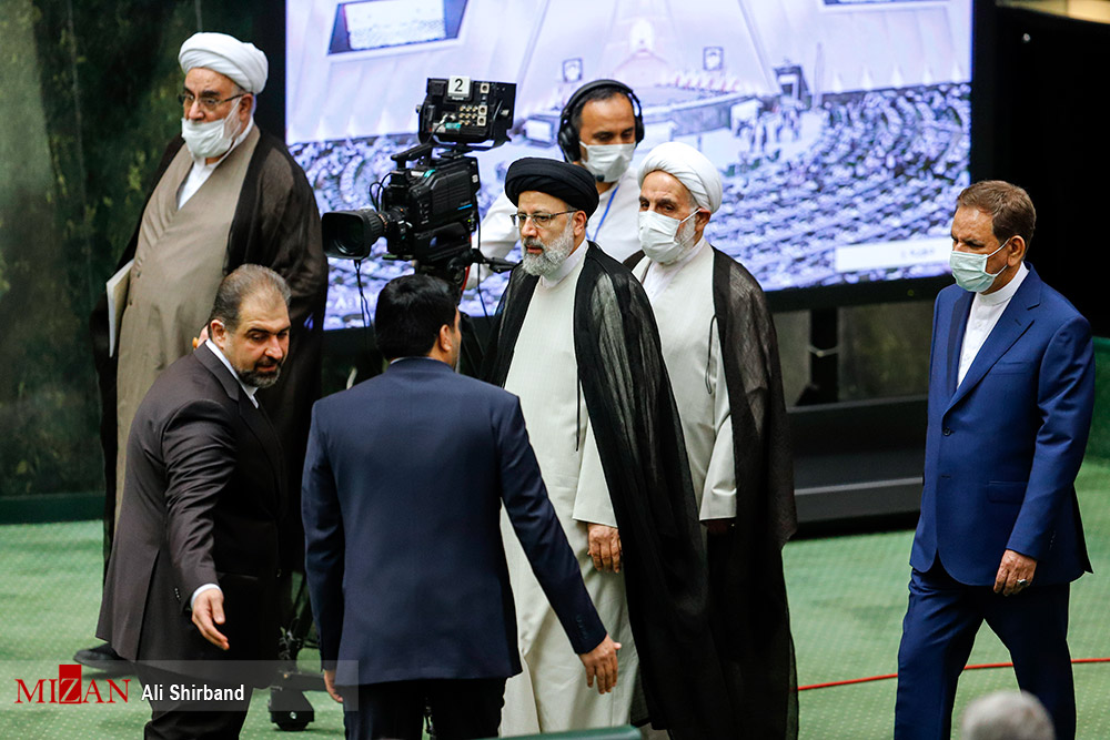 افتتاحیه مجلس یازدهم حاشیه نگاری از افتتاحیه مجلس یازدهم؛ از نخستین عکس دسته جمعی با ماسک تا فاصله گذاری