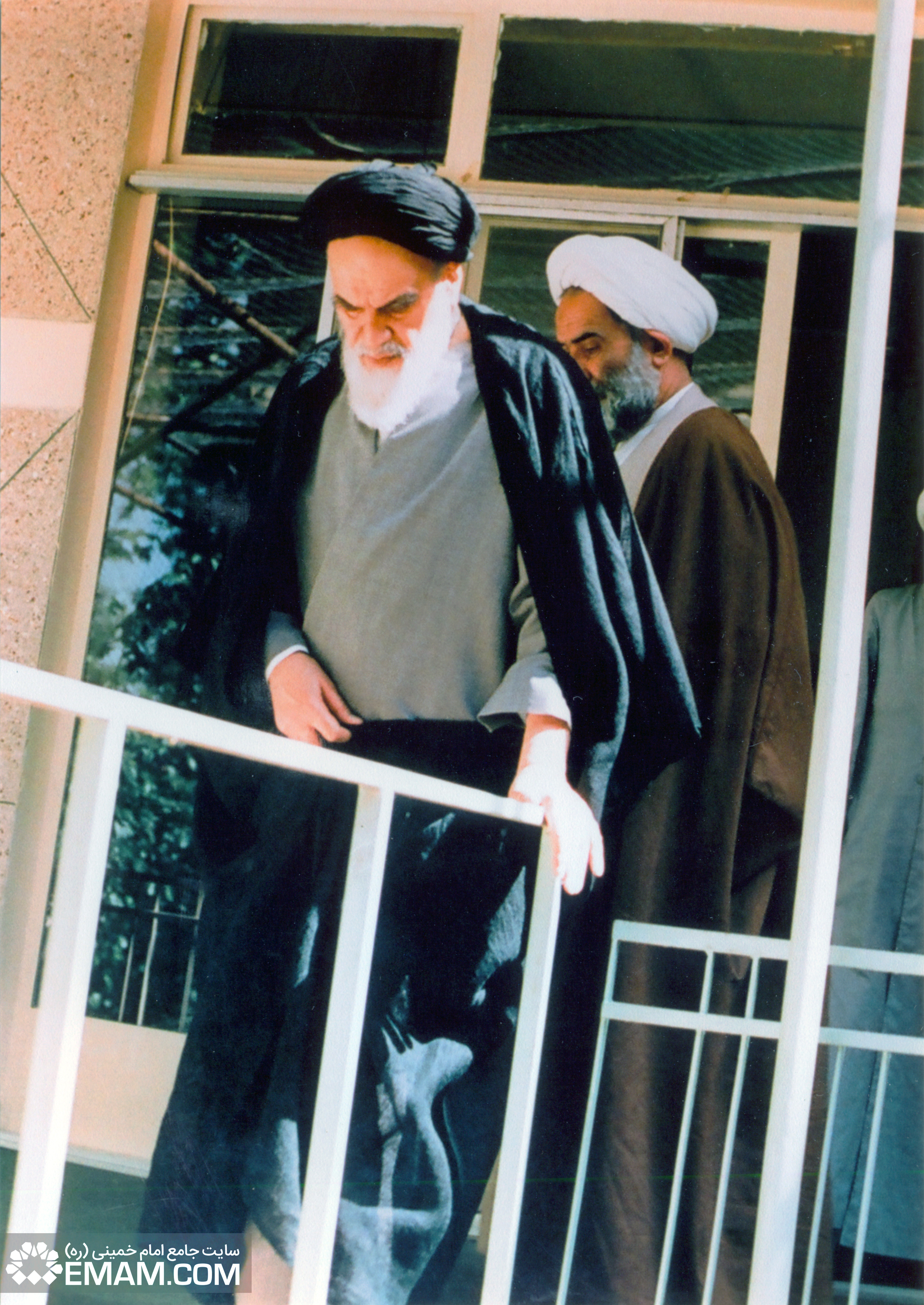 رهبر کبیر انقلاب حالا باید شما کشور خودتان را مثل منزل خودتان بدانید/ امیدوارم که در هر پستی که هستید یک تحول روحی پیدا بکنید یعنی یک تحول اسلامی
