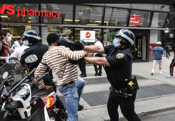 عکس|نیروهای گارد ویژه در تظاهرات به قتل جورج فلوید، مقامهای اجرایی نژادپرستی نهادینه در جامعه اذعان کردند عکس|نیروهای گارد ویژه در تظاهرات به قتل جورج فلوید، مقامهای اجرایی نژادپرستی نهادینه در جامعه اذعان کردند