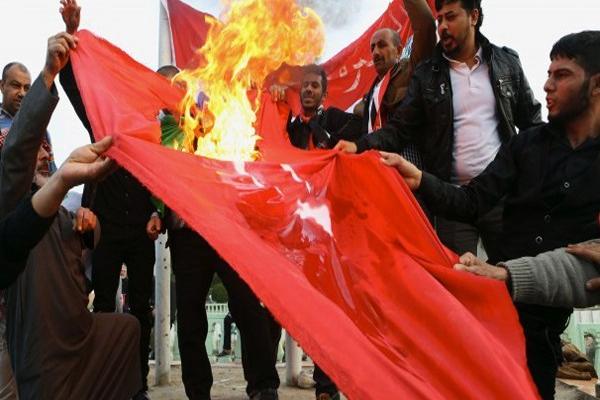 پرچم ترکیه به آتش کشیده شد +تصاویر پرچم ترکیه به آتش کشیده شد +تصاویر