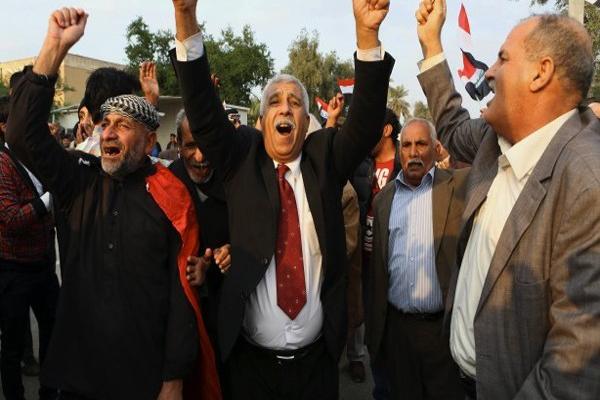 پرچم ترکیه به آتش کشیده شد +تصاویر پرچم ترکیه به آتش کشیده شد +تصاویر
