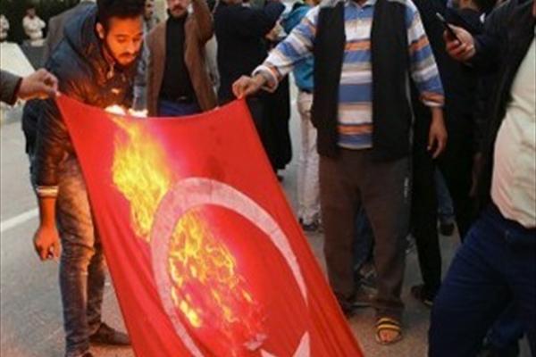 پرچم ترکیه به آتش کشیده شد +تصاویر پرچم ترکیه به آتش کشیده شد +تصاویر