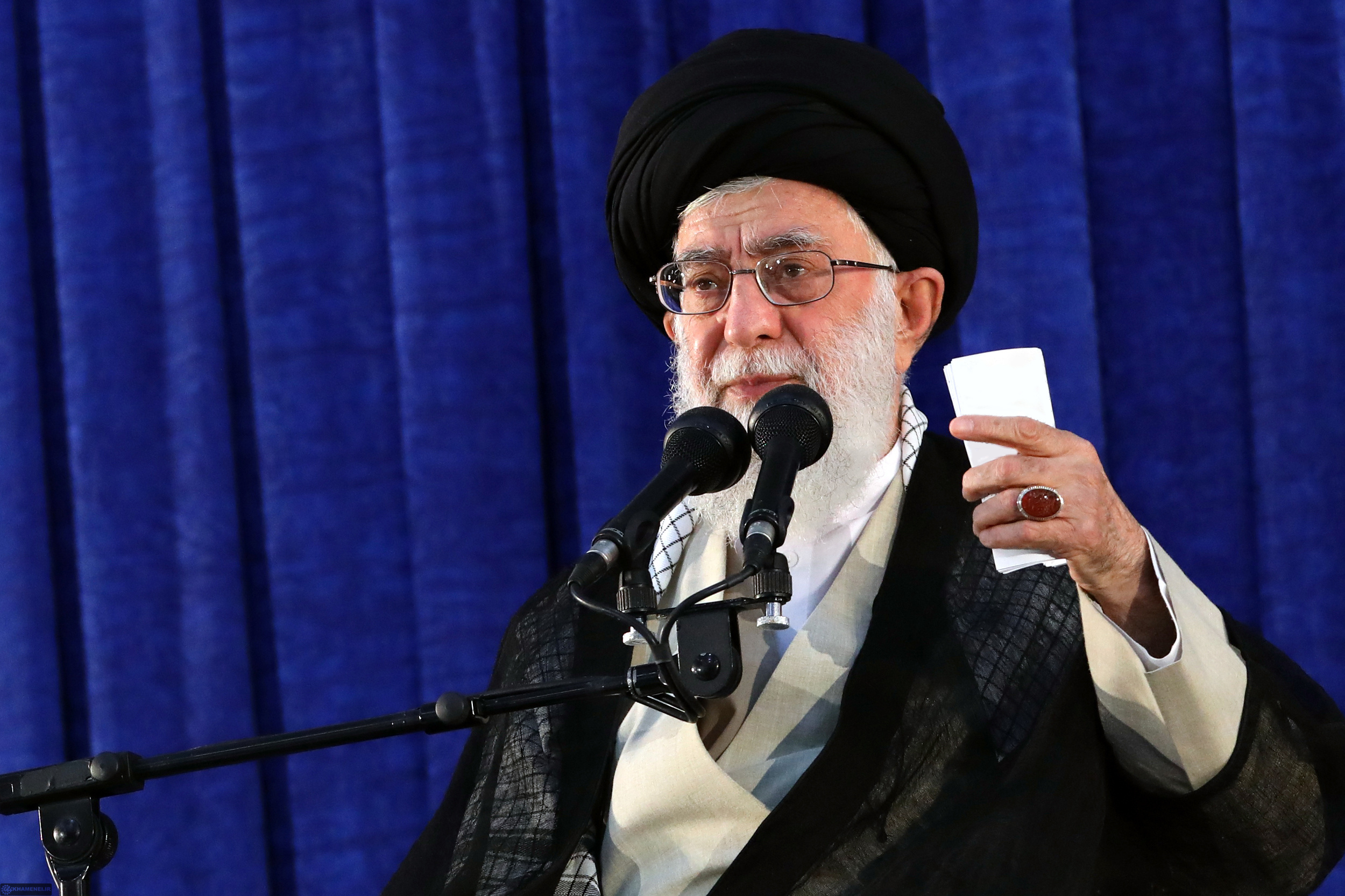 رهبر معظم انقلاب امام بزرگوار یک انسان قوی و مقتدر بود انسانی که توانست حکومت طاغوتی دیکتاتوری وراثتی را بعد از دو هزار سال به زیر بکشد