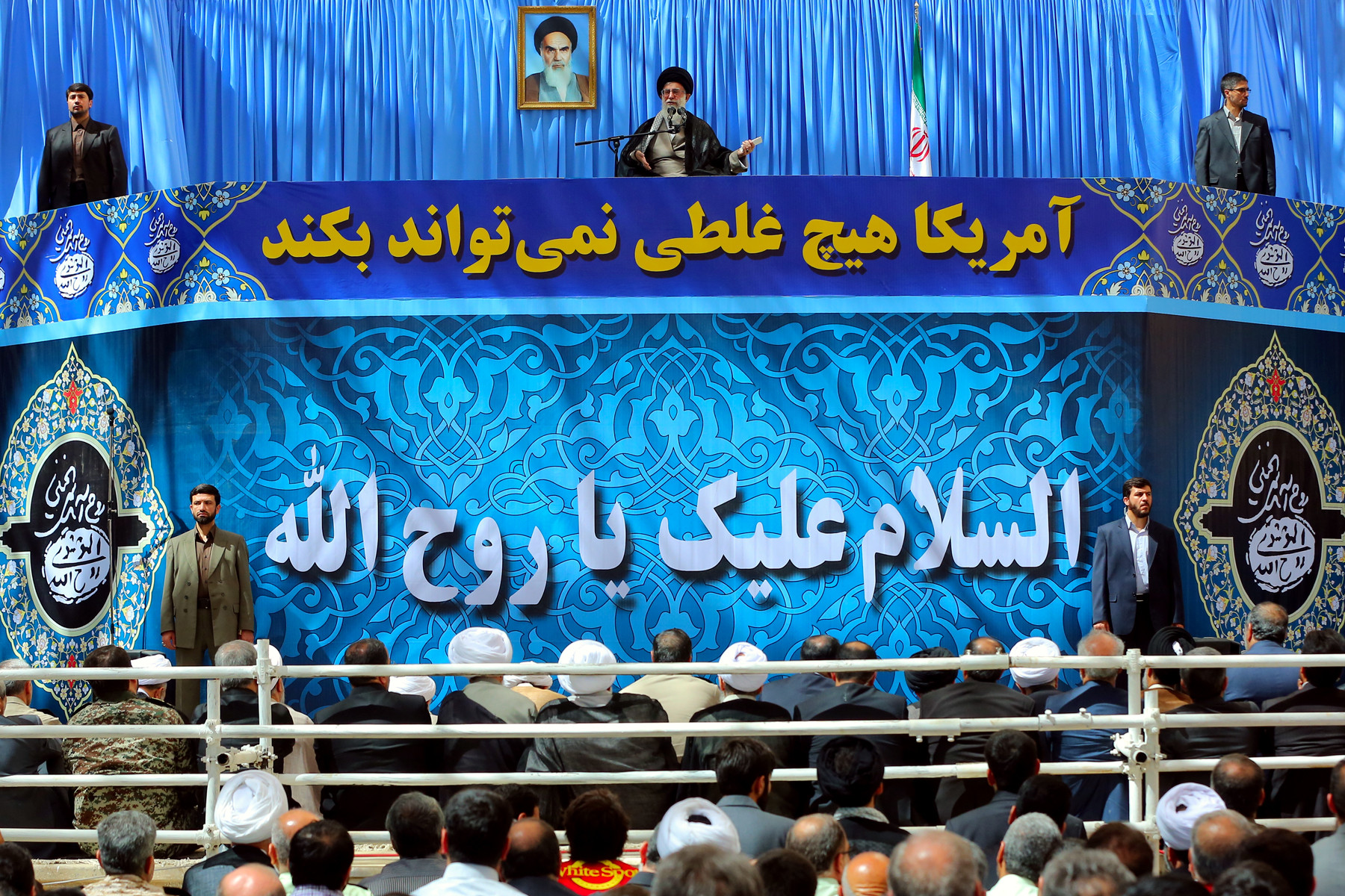 در پانزده خرداد یک قیام مردمی به وجود آمد این نشاندهنده این بود که آحاد ملت ایران با روحانیت با مرجعیت که مظهر آن امام بزرگوار بود یک چنین پیوند مستحکمی دارند در پانزده خرداد یک قیام مردمی به وجود آمد این نشاندهنده این بود که آحاد ملت ایران با روحانیت با مرجعیت که مظهر آن امام بزرگوار بود یک چنین پیوند مستحکمی دارند