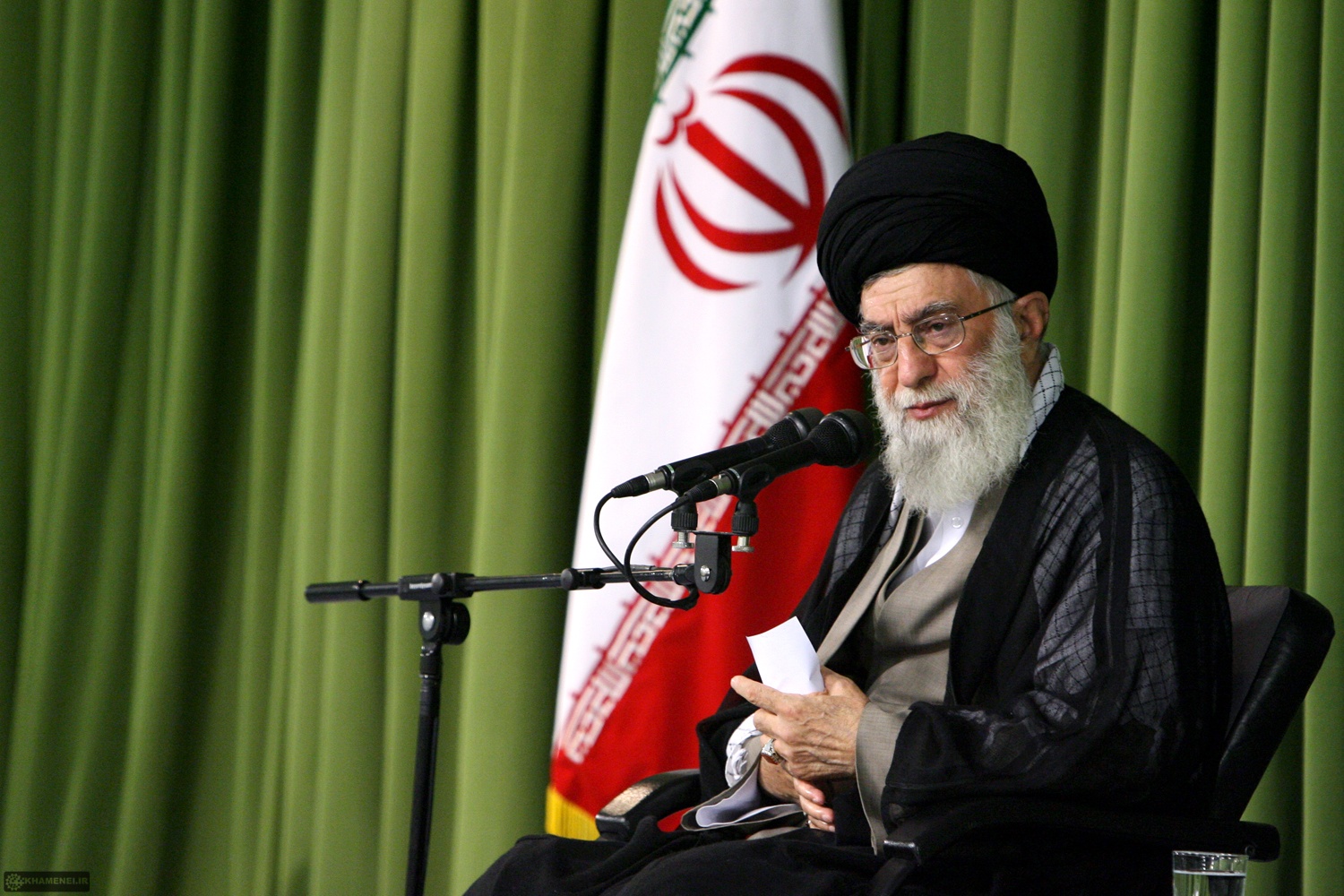 آفت عمده سرگرم شدن نماینده به حواشی زیانبار یا دستهبندیهای احیاناً ناسالم قومی و منطقهای و قبیلهای و امثال آن است آفت عمده سرگرم شدن نماینده به حواشی زیانبار یا دستهبندیهای احیاناً ناسالم قومی و منطقهای و قبیلهای و امثال آن است