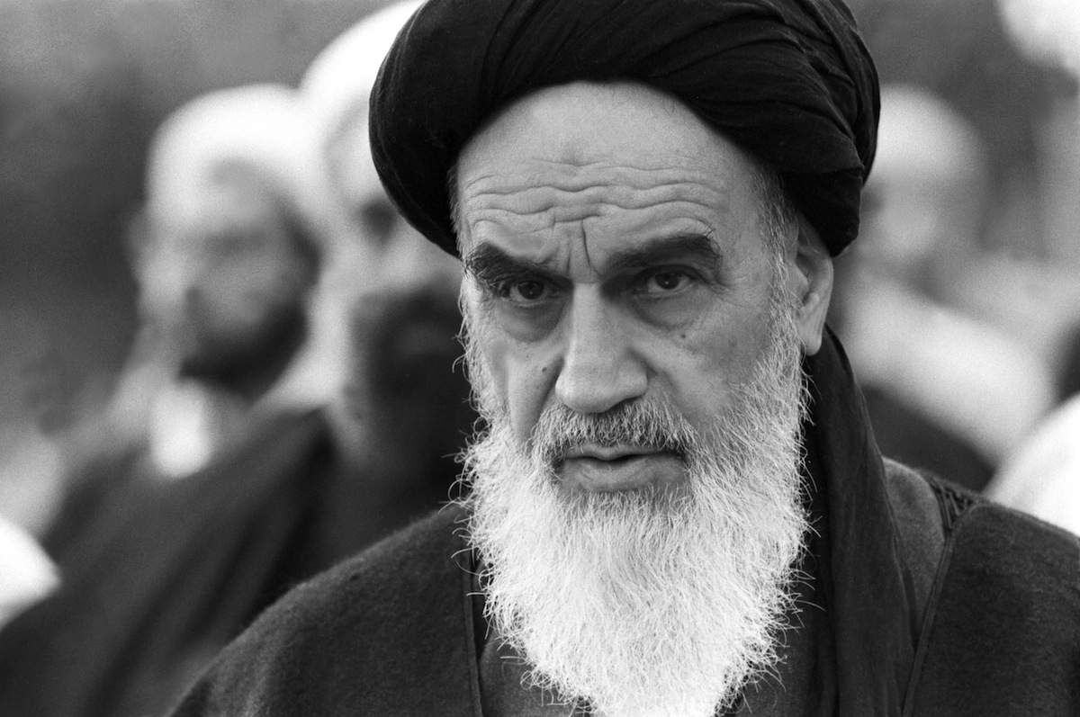 امام خمینی (ره) رهبر کبیر انقلاب امروز امریکا الآن گرفتار همین مسلمانهای سیاهپوست است که مجبور شده در چندین شهر، هشت شهر اعلام حکومت نظامی بدهد