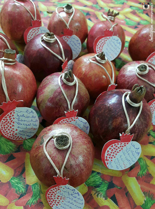 توزیع انارهای مزین به دل نوشته های مربوط به امام زمان(عج) در شب یلدا + تصاویر توزیع انارهای مزین به دل نوشته های مربوط به امام زمان(عج) در شب یلدا + تصاویر