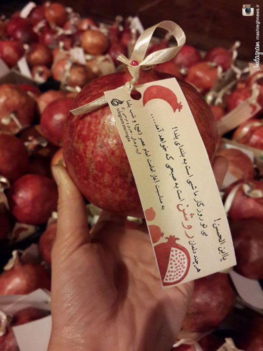 توزیع انارهای مزین به دل نوشته های مربوط به امام زمان(عج) در شب یلدا + تصاویر توزیع انارهای مزین به دل نوشته های مربوط به امام زمان(عج) در شب یلدا + تصاویر