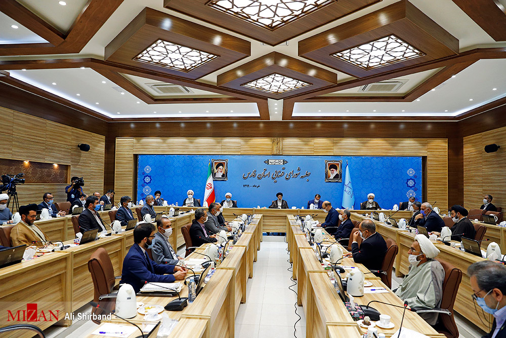بازدید از پیش اعلام نشده از اداره کل ثبت اسناد و املاک استان فارس/آیت الله رییسی: از یک صاحب کارخانه که تمام تلاشش روشن نگهداشتن چراغ کارخانه است که کارگر بیکار نشود باید با تمام توان حمایت کرد/ مسئله آتش سوزی، در شورای تامین با حضور همه دست اندرکاران پیگیری شود/ ناسلامتی برای نظام اداری و قضایی تحمل نخواهد شد