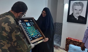 سردار باقرزاده با خانواده شهید حسین‌زاده دیدار کرد