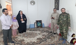 سردار باقرزاده با خانواده شهید زنگنه دیدار کرد