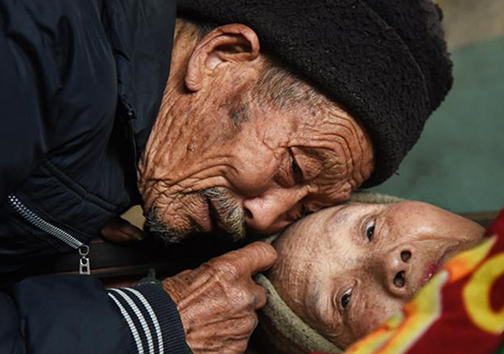 56 سال زندگی وقف نگهداری از همسر معلول +تصاویر 56 سال زندگی وقف نگهداری از همسر معلول +تصاویر
