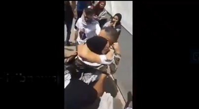 فیلمی از لحظه دیدار اسیر فلسطینی با فرزندش پس از دو دهه زندانی بودن فیلمی از لحظه دیدار اسیر فلسطینی با فرزندش پس از دو دهه زندانی بودن
