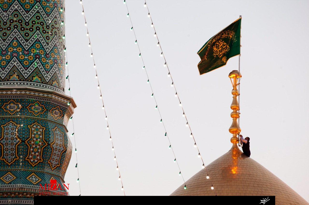 فیلمی از تعویض پرچم گنبد حرم حضرت معصومه (س)