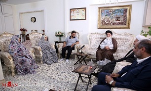 حضور رییس دیوان عالی کشور در منزل شهید نجاز محمودی