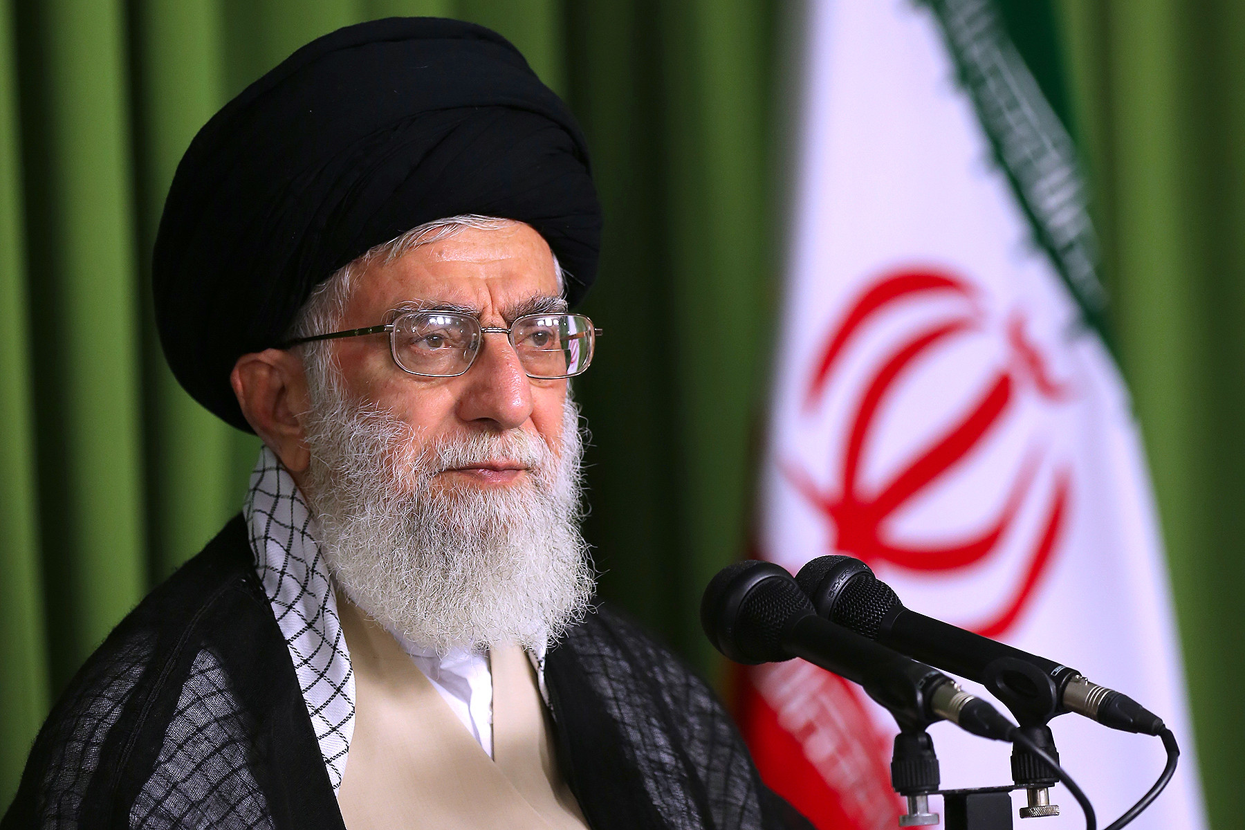 رهبر معظم انقلاب رژیم متجاوز بعثی ناجوانمردانهترین روشها را علیه ملت ایران و جوانان ما به کار برد