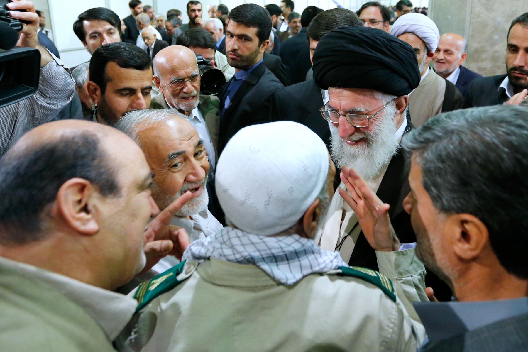 دیدار رهبر معظم انقلاب با خانوادههای شهدای هفتم تیر و جمعی از خانوادههای شهدای استان تهران ما هفده هزار شهید ترور در کشور داریم، آن کسانی که این ترورها را انجام دادند، امروز آزادانه در کشورهای غربی دارند حرکت میکنند