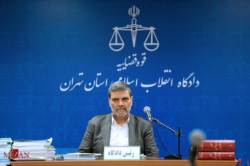 بازرس سازمان بازرسی: شرکتهای عظام هیچ یک از تعهدات ارزی خود را به بانک ارائه ندادند/نماینده دادستان خطاب به متهم ایروانی: از دهه ۸۰ ارز و ریال دریافت کردید و حتی یک دلار و درهم نیز پس ندادید/ مهلت قاضی به متهم: قبل از صدور حکم با بانکها تسویه کنید بازرس سازمان بازرسی: شرکتهای عظام هیچ یک از تعهدات ارزی خود را به بانک ارائه ندادند/نماینده دادستان خطاب به متهم ایروانی: از دهه ۸۰ ارز و ریال دریافت کردید و حتی یک دلار و درهم نیز پس ندادید/ مهلت قاضی به متهم: قبل از صدور حکم با بانکها تسویه کنید
