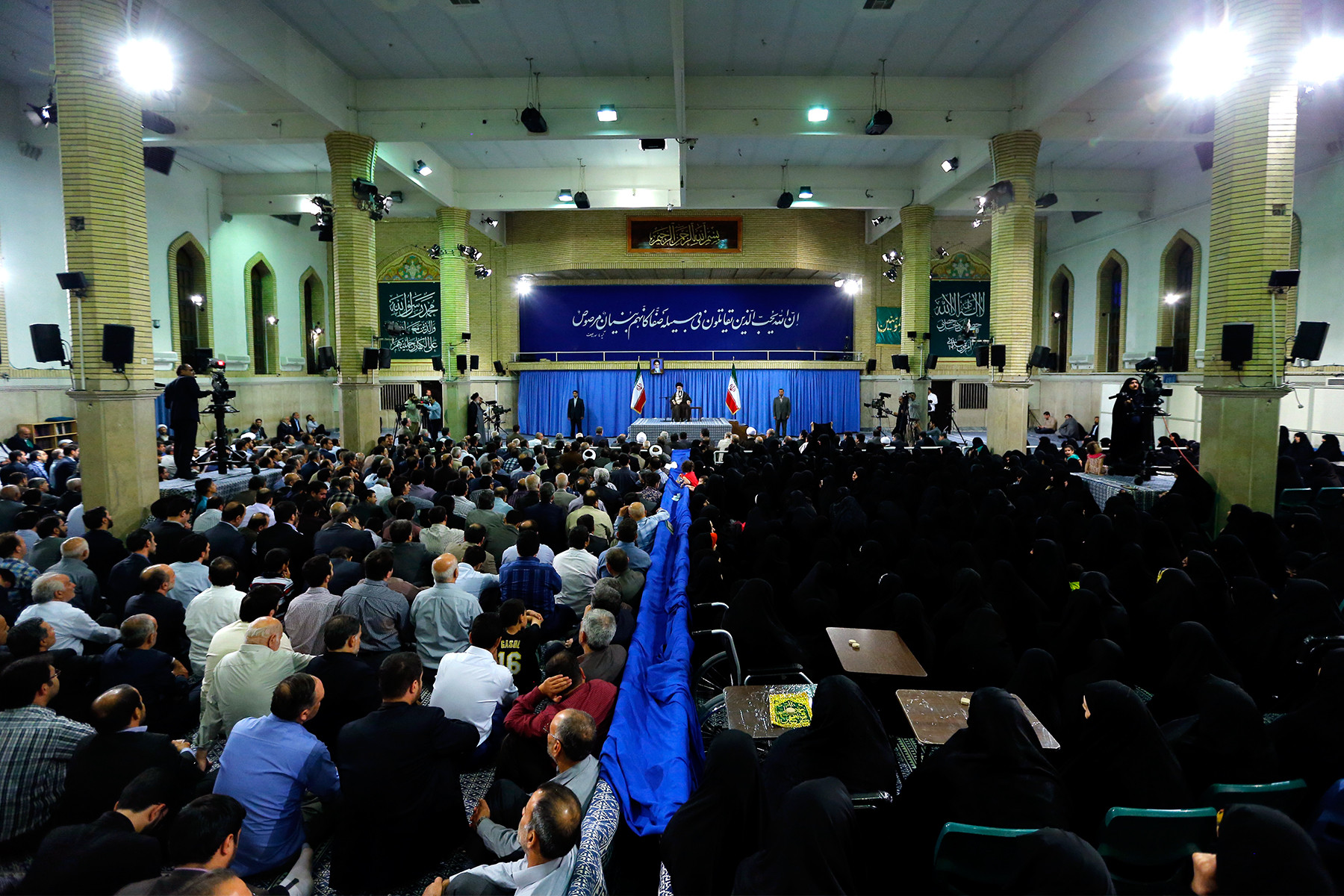 دیدار خانوادههای شهدای هفتم تیر و استان تهران کسانی که میخواهند دشمنی خباثتآلود آمریکا را با بزک تبلیغاتی و رسانهای بپوشانند به ملت و کشور خیانت میکنند