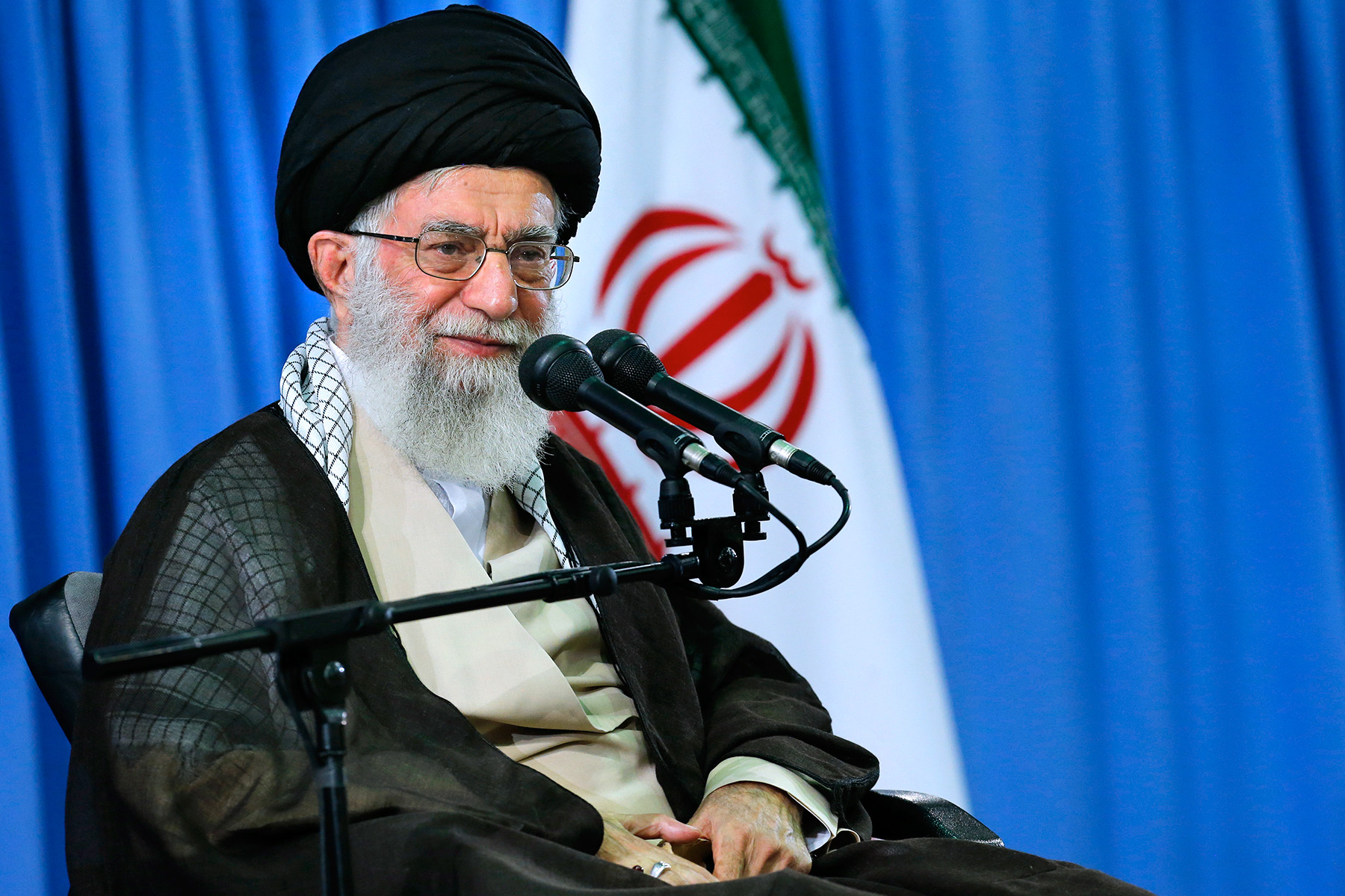 رهبر معظم انقلاب برداشتن حجاب مقدمهای برای برداشتن عفت بود؛ برای برداشتن حیا در جامعهی اسلامی بود اما ایمان عمیق ملت ایران نگذاشت