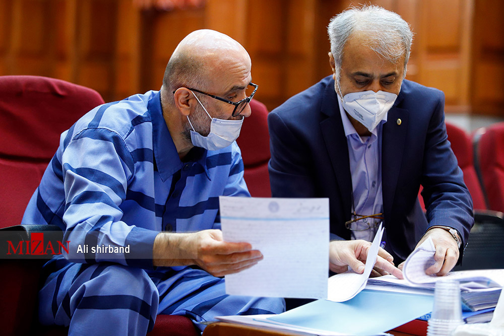 نماینده دادستان:  آیا متهم طبری بیکار بوده که جای خالی مبایعه نامه را پر کند و آقایان دیگری معامله کنند؟!