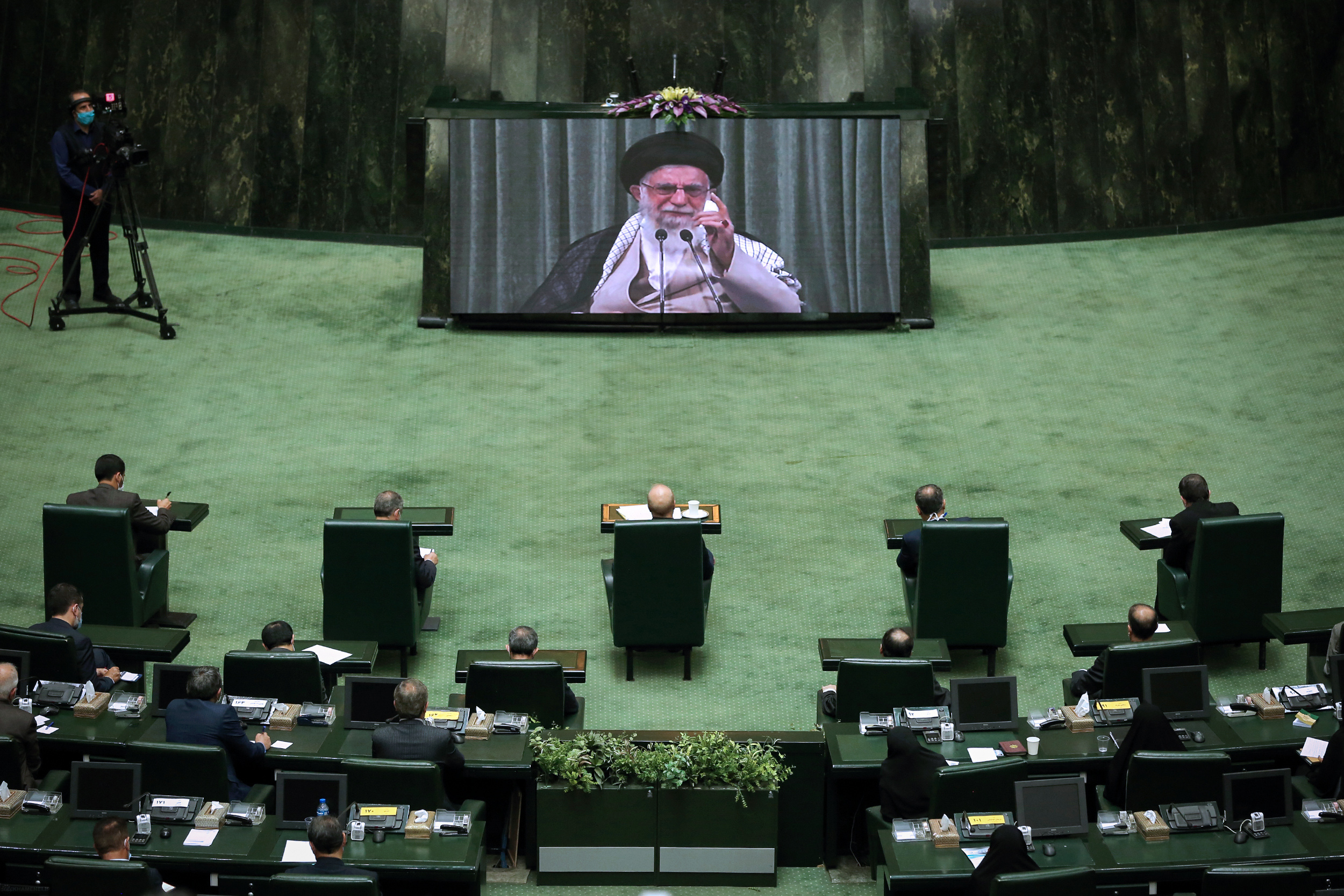 بیانات در ارتباط تصویری با نمایندگان یازدهمین دوره مجلس شورای اسلامی مشکلات فراوانی در کشور از لحاظ اقتصادی هست، ولی بنیه کشور قوی است؛ این خیلی مهم است