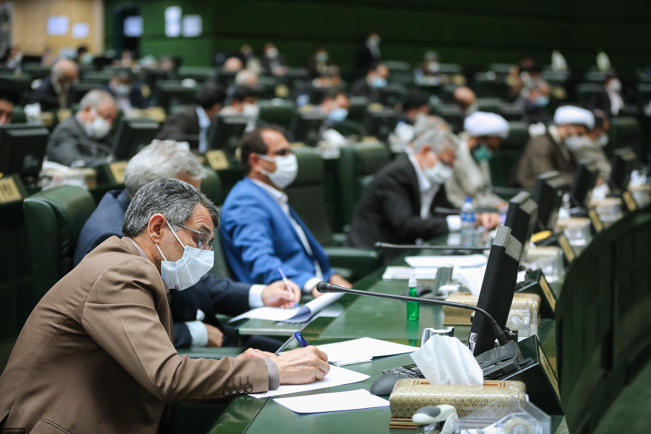 مشکلات فراوانی در کشور از لحاظ اقتصادی هست، ولی بنیه‌ کشور قوی است؛ این خیلی مهم است