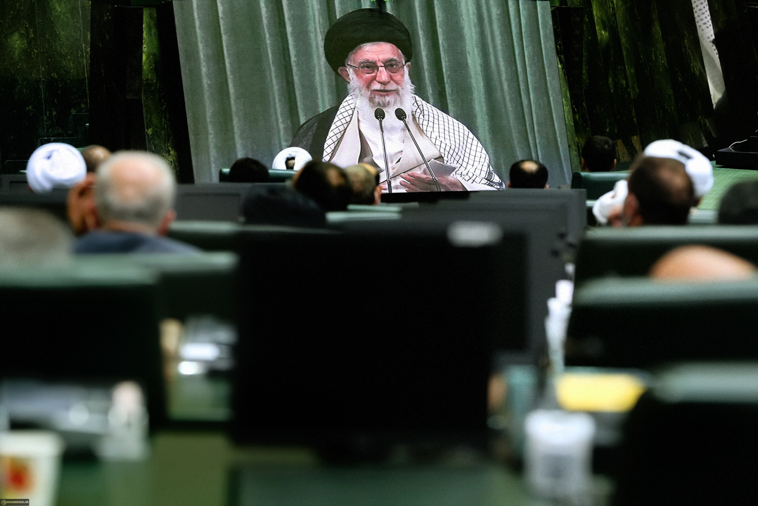 ارتباط تصویری رهبر معظم انقلاب با نمایندگان یازدهمین دوره مجلس شورای اسلامی مشکلات فراوانی در کشور از لحاظ اقتصادی هست، ولی بنیه کشور قوی است؛ این خیلی مهم است