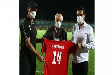 پیراهن پرسپولیس به خوردبین اهدا شد