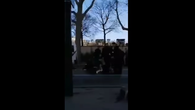 عکس| کشته شدن یک مرد فرانسوی زیر زانوی ماموران پلیس پاریس