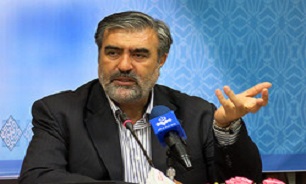 رییس «کمیته امنیت» مجلس: ترامپ زانوی خود را از گلوی مردم خود بردارد/آمریکا در حل مشکلات درونی خود عاجز است