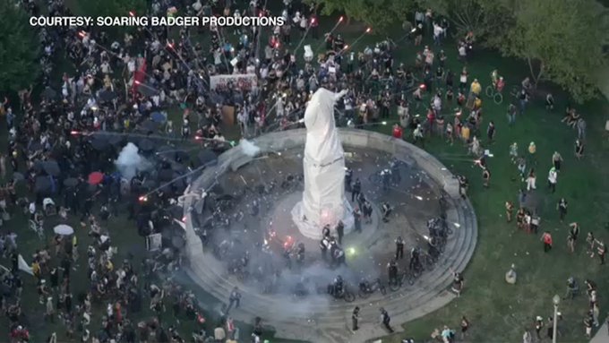 تحولات آمریکا؛ تنش لفظی ترامپ و بایدن و درگیری پلیس با معترضان در شیکاگو تحولات آمریکا؛ تنش لفظی ترامپ و بایدن و درگیری پلیس با معترضان در شیکاگو