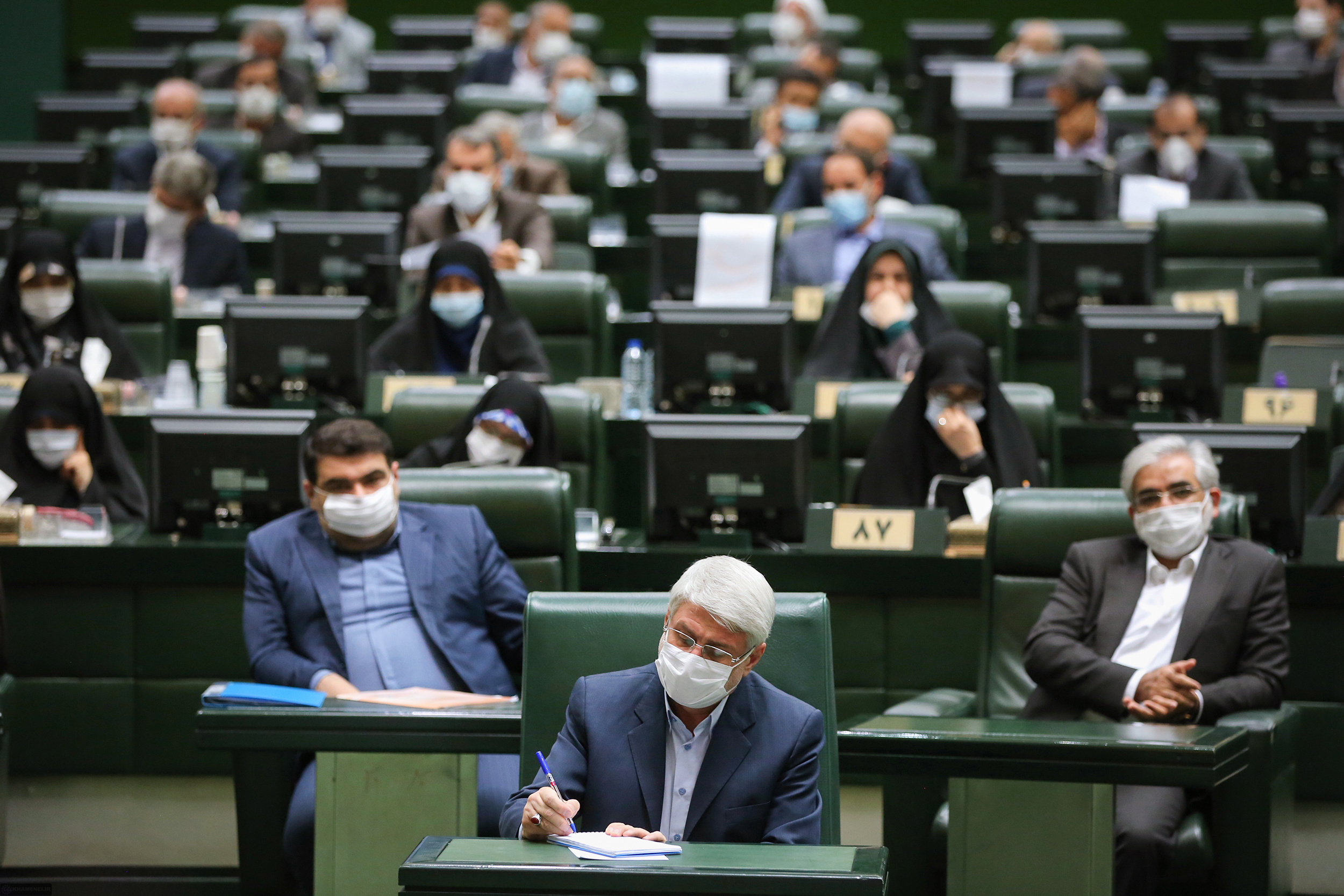 دیدار تصویری رهبر معظم انقلاب با نمایندگان یازدهمین دوره مجلس شورای اسلامی وقتی میبینم بعضیها همین چیز ساده، همین ماسک را نمیزنند من از آن پرستار واقعاً خجالت میکشم
