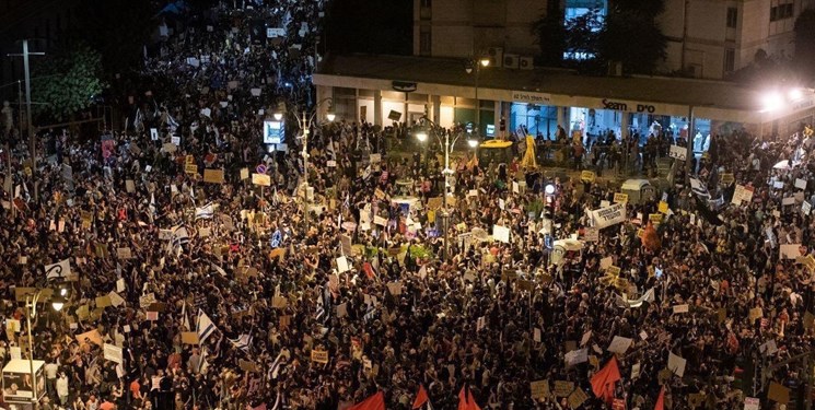فیلم| تظاهرات علیه نتانیاهو و خشونت پلیس؛ ۴ معترض زخمی و ۴ نفر دیگر بازداشت شدند فیلم| تظاهرات علیه نتانیاهو و خشونت پلیس؛ ۴ معترض زخمی و ۴ نفر دیگر بازداشت شدند