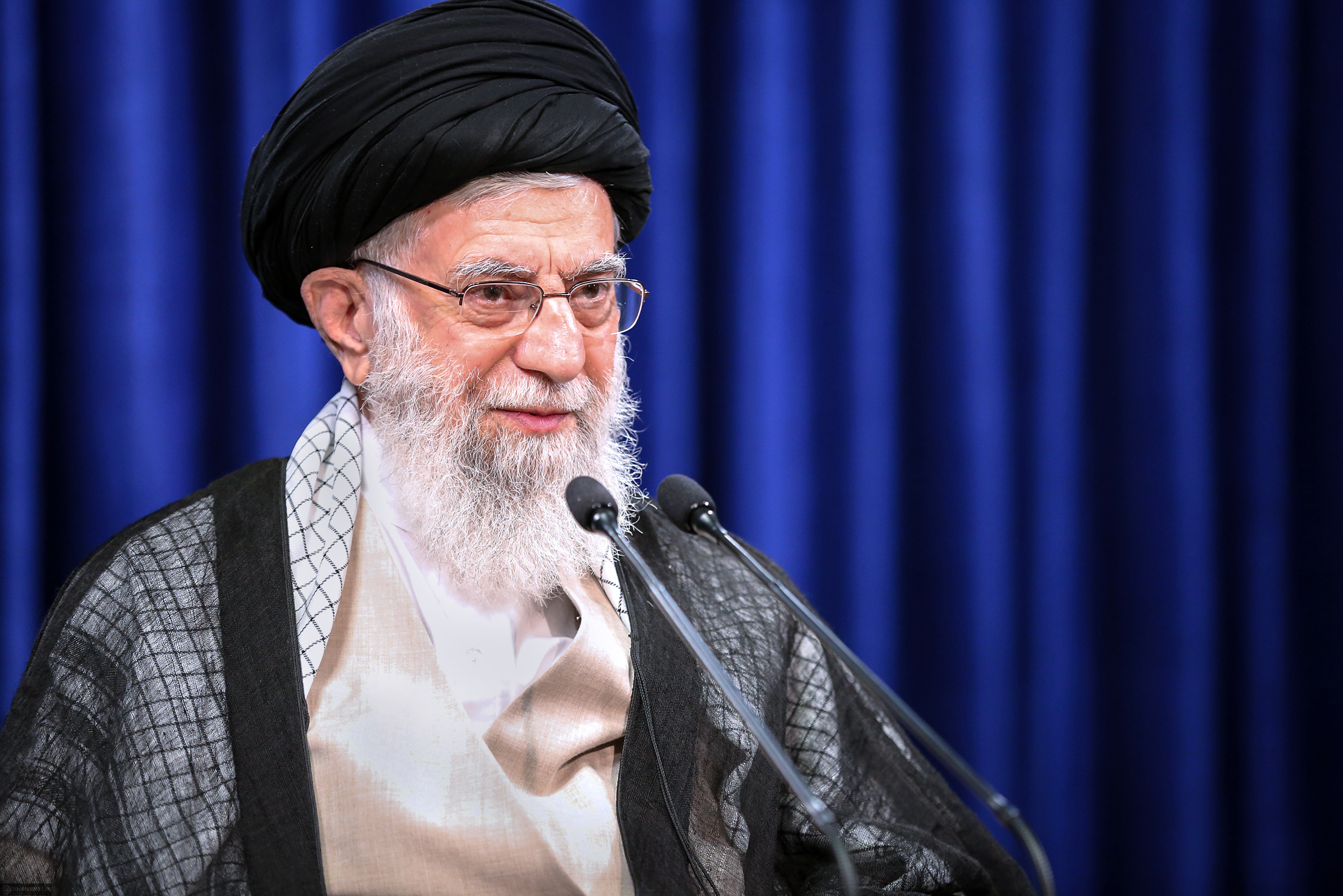 رهبر معظم انقلاب مردم ما، جوانهای ما، مسئولین ما، دانشمندان ما، فعّالان سیاسی و اجتماعی ما این تحریم را وسیلهای قرار دادند برای اینکه اتّکاء به نفْس ملّی را افزایش دهند