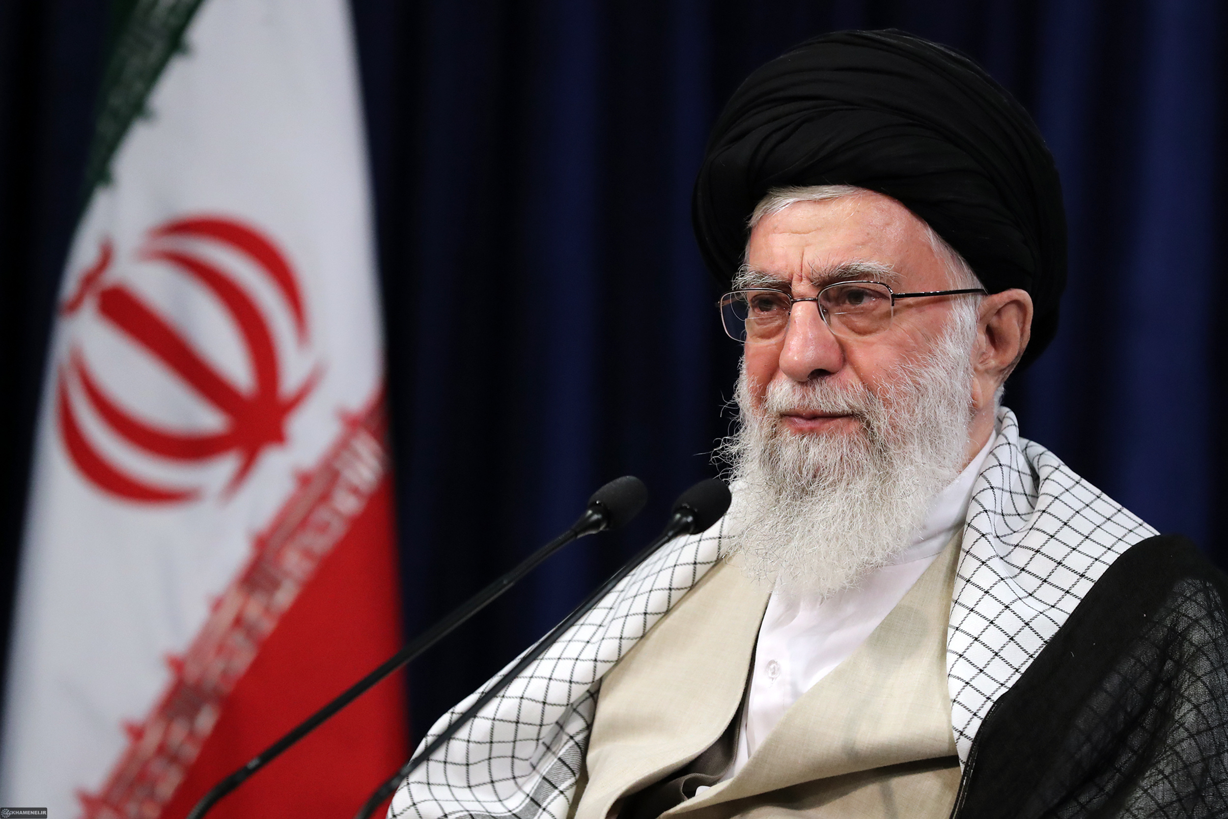 مقام معظم رهبری برای تأمین آینده احتیاج داریم به صبر و ثبات؛ بایستی گاممان را محکم کنیم