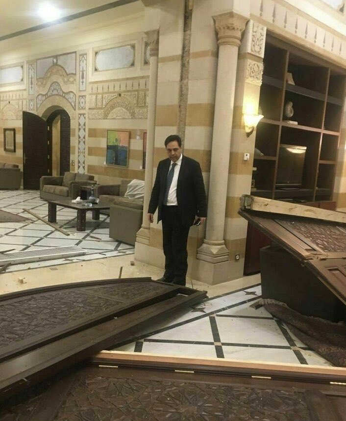 تصویری از نخست وزیر لبنان در میان خرابیهای به جا مانده در دفترش پس از انفجار بیروت تصویری از نخست وزیر لبنان در میان خرابیهای به جا مانده در دفترش پس از انفجار بیروت