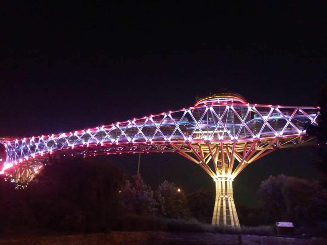 پل طبیعت به رنگ پرچم لبنان درآمد +عکس پل طبیعت به رنگ پرچم لبنان درآمد +عکس