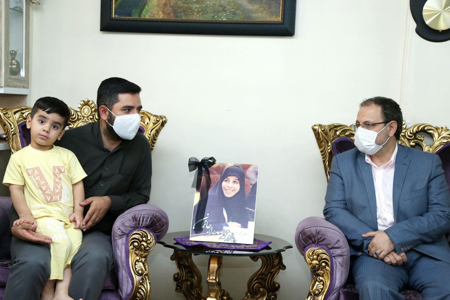 حضور نماینده تهران در منزل خبرنگار مرحومه زهرا عبدالمحمدی حضور نماینده تهران در منزل خبرنگار مرحومه زهرا عبدالمحمدی