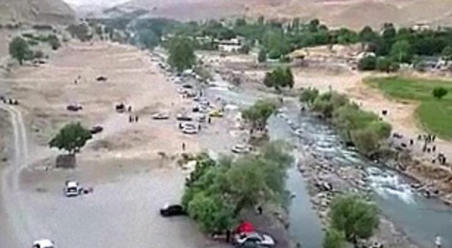 تجمع خانوادهها در حاشیه رودخانه جاجرود آن هم در وضعیت قرمز پایتخت! تجمع خانوادهها در حاشیه رودخانه جاجرود آن هم در وضعیت قرمز پایتخت!