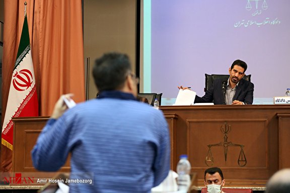 قاضی خطاب به متهم صمیمی: از مطلب کذب گفتن ابایی ندارید/ در شرکتهای زیادی سرمایهگذاری کردید که ناشی از تغییر و فروش ارز است قاضی خطاب به متهم صمیمی: از مطلب کذب گفتن ابایی ندارید/ در شرکتهای زیادی سرمایهگذاری کردید که ناشی از تغییر و فروش ارز است