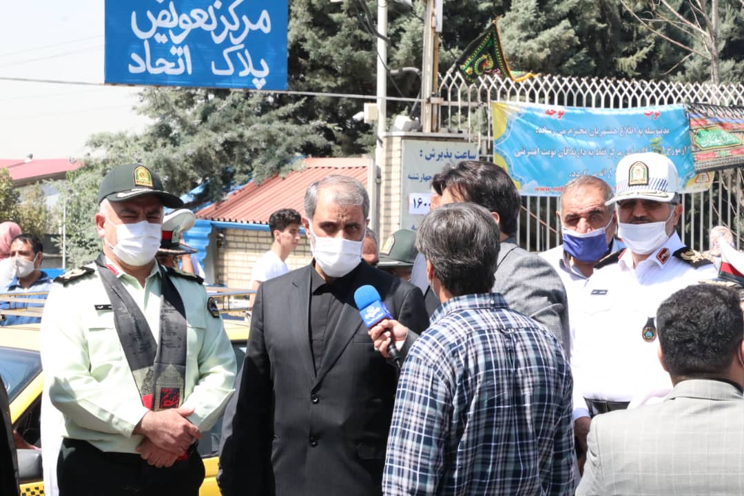 بازدید سرزده جانشین فرمانده ناجا از مراکز تعویض پلاک چیتگر و اتحاد/ برخورد با دلالان و واسطه گران فروش نوبت اینترنتی/ ابراز رضایت مراجعان از نحوه نوبت دهی اینترنتی
