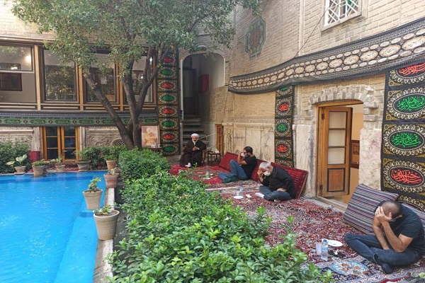 گذری بر اجرای وقف نامه حاج حسین آقا ملک در ماه محرم/به مجلس عزای امام حسین (ع) خوش آمدید گذری بر اجرای وقف نامه حاج حسین آقا ملک در ماه محرم/به مجلس عزای امام حسین (ع) خوش آمدید