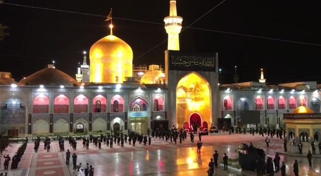 ندای لبیک یا حسین زائران و مجاوران در حرم مطهر رضوی در شب عاشورا ندای لبیک یا حسین زائران و مجاوران در حرم مطهر رضوی در شب عاشورا