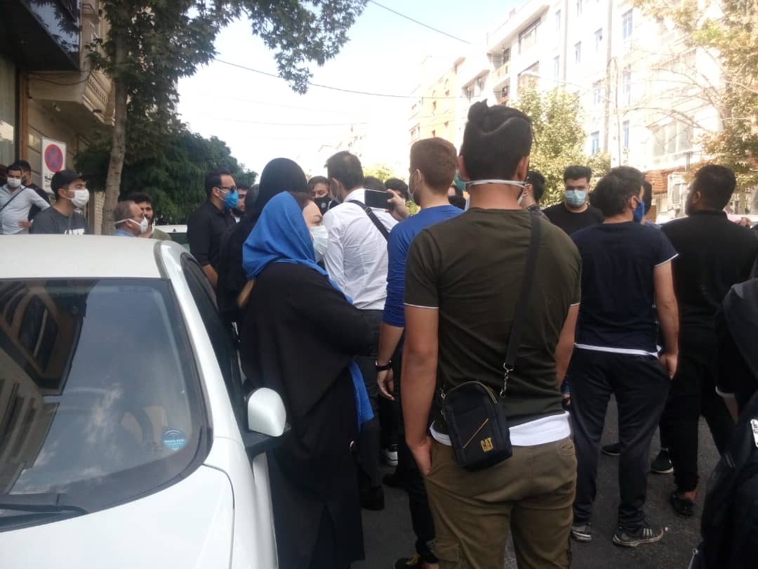 تجمع هواداران استقلال مقابل باشگاه تجمع هواداران استقلال مقابل باشگاه