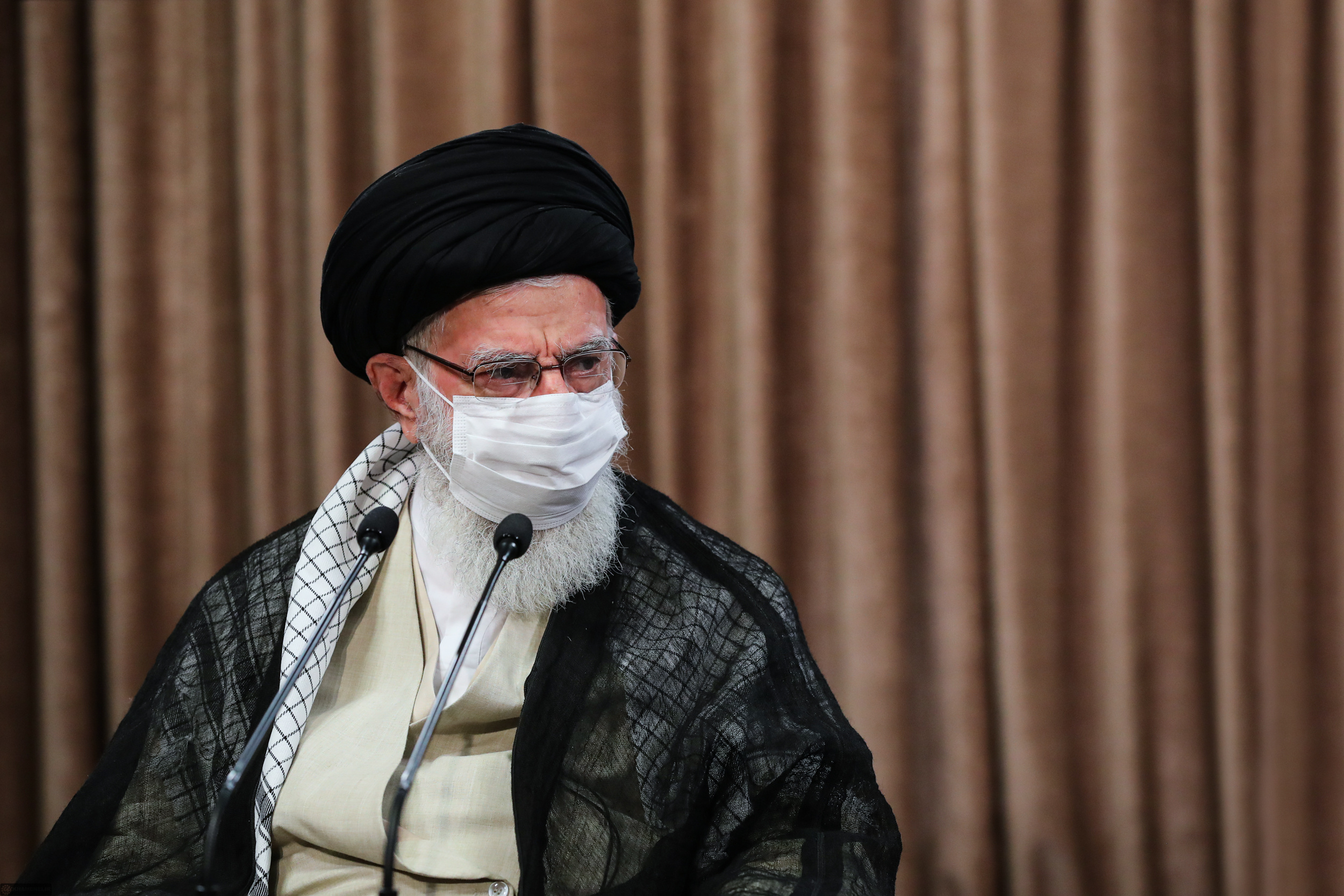 رهبر معظم انقلاب در آئین تجلیل از پیشکسوتان دفاع مقدس رهبر معظم انقلاب: خطر تحریف دفاع مقدس جدی است