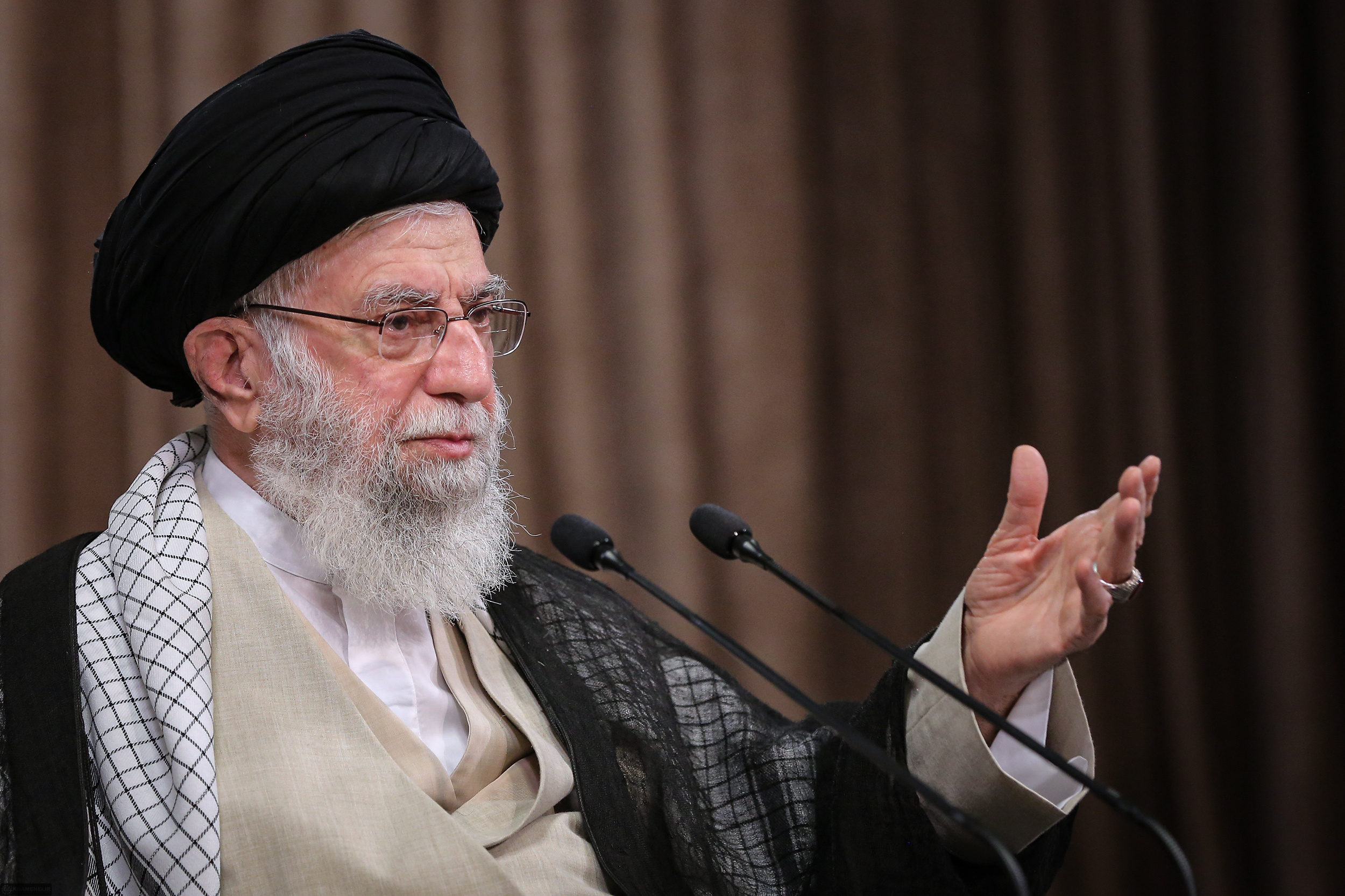 سخنرانی تلویزیونی در آئین تجلیل از پیشکسوتان دفاع مقدس عظمت میدان یعنی تعریف دفاع مقدّس